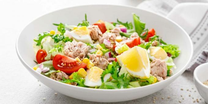 Salaatti tonnikalasäilykkeellä, kananmunalla ja maissilla