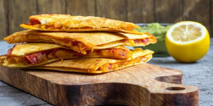 Quesadilla makkaran, juuston ja maissin kanssa