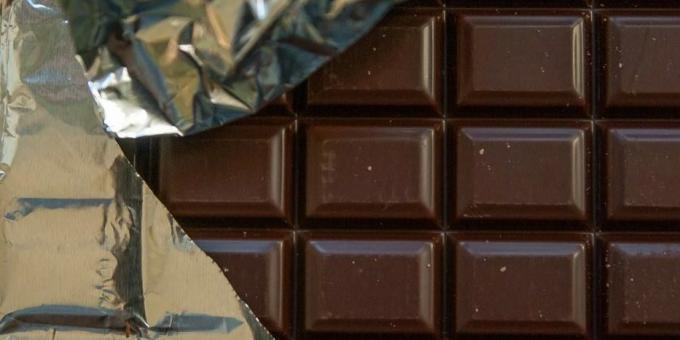 Mitä elintarvikkeet sisältävät rautaa: tumma suklaa