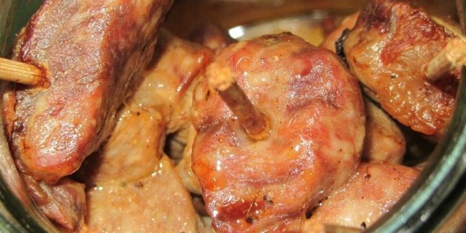 Miten kokki lihan uunissa: Sianliha vartaissa, paistetaan potin 