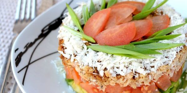 Salaatit ilman majoneesia: pullistaa salaatti avokado, tomaattia ja kyttyrälohen