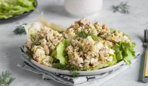 Salaatti, jossa on säilöttyjä kalmaria, riisiä ja munia