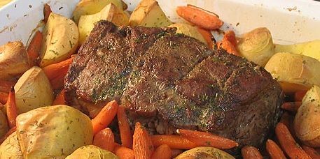 Miten kokki naudanlihaa uunissa: mausteinen naudanlihaa perunat ja porkkanat