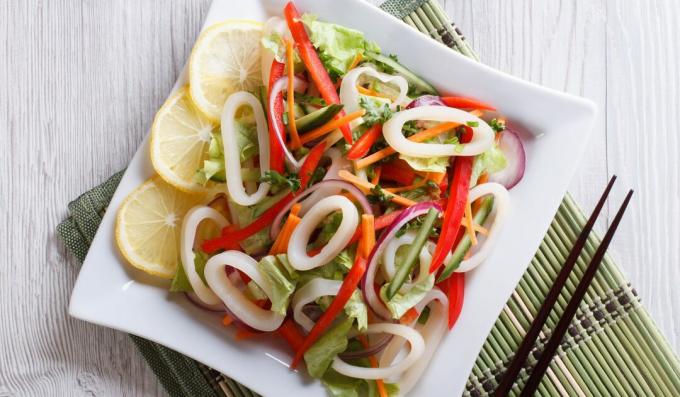 Yksinkertainen salaatti kalmarilla ja vihanneksilla