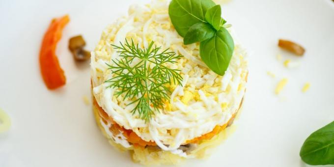 Salaatti sieniä, kinkkua ja juustoa: helppo resepti