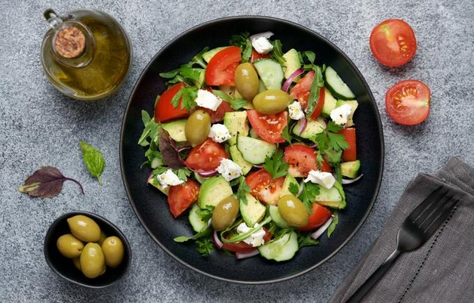 Kreikkalainen salaatti avokadolla