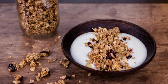 Huippunopea granola paistinpannussa karpaloiden ja siemenien kanssa