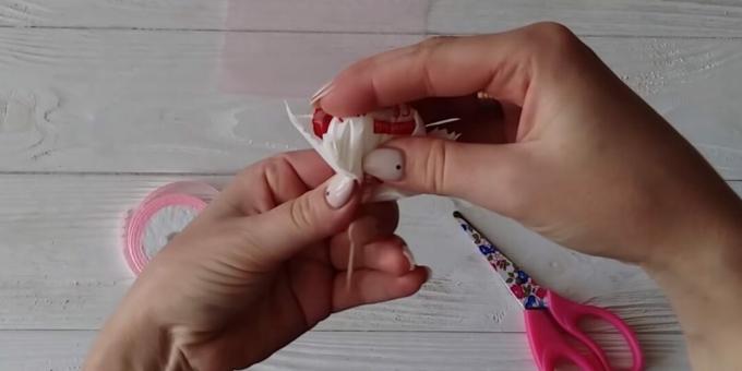 Kuinka tehdä kimppu karkkia: liimaa hammastikku karkkiin