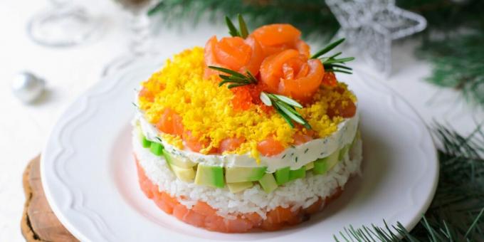Kerroksellinen salaatti punaisella kalalla ja riisillä