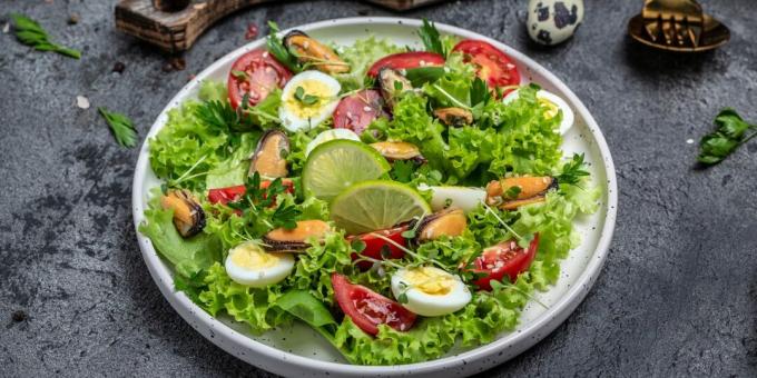 Kevyt salaatti simpukoiden ja viiriäisen munien kera