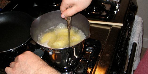 Resepti perunamuusia: perunat halukkuus tarkistaa veitsi