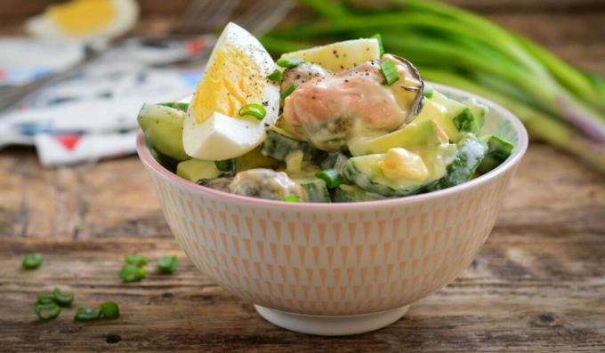 Salaatti, jossa on simpukoita, kurkkua ja munia