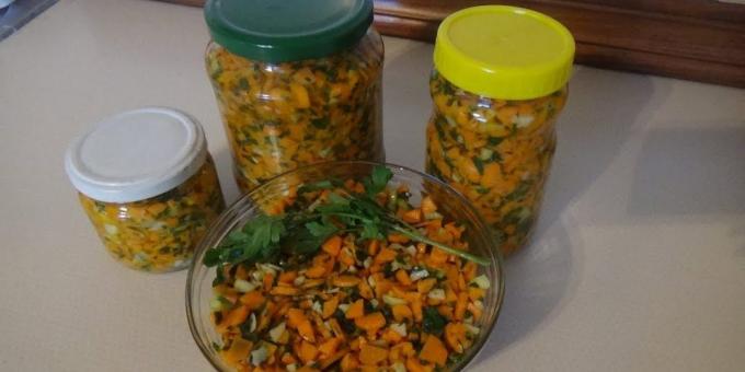 Kuinka valmistautua talven porkkanat: Spicy salaatti porkkanoita koristevihreillä