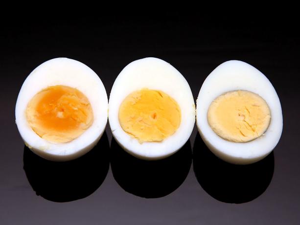 Keitettyjä kananmunia kaksinkertaisen kattilan