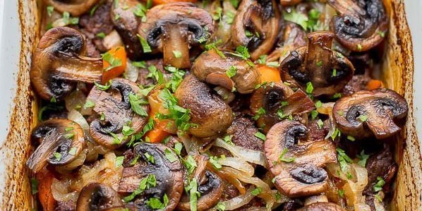 Miten kokki naudanlihaa uunissa: naudanlihaa vihannekset ja sienet viinin