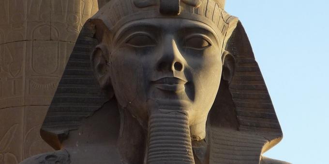 Ramses II -patsaan pää Luxorin temppelissä Egyptissä