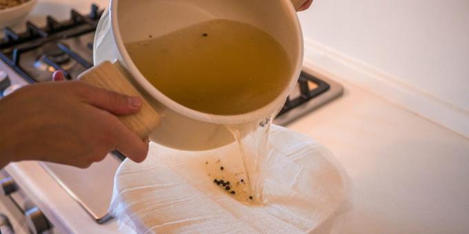 Miten kokki kanaliemi: Siivilöi liemi kautta cheesecloth