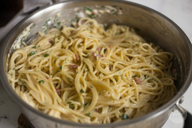 Kuinka tehdä carbonara-pastaa: lisää kastiketta, pekonia ja yrttejä spagettiin