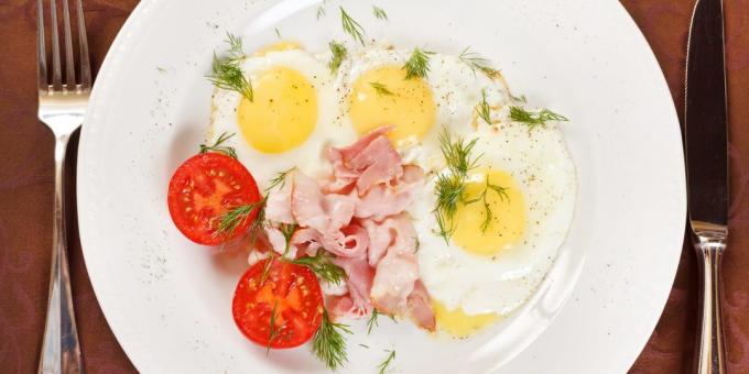 Paistettuja munia sipulia, juustoa ja yrttejä: helppo resepti