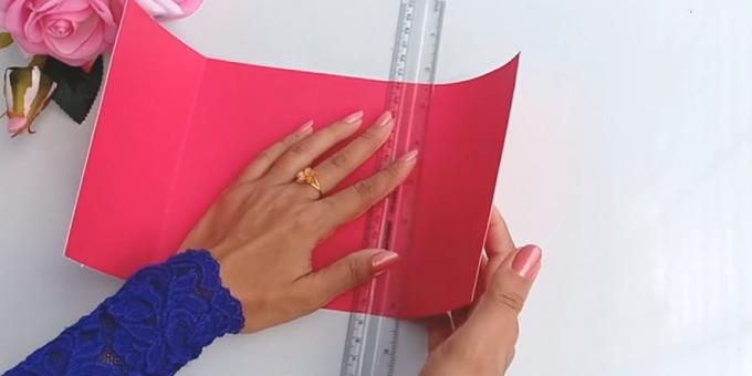 Synttärikortin omin käsin: leikattu vaaleanpunainen rakentaminen paperi 30 x 15 cm yksityiskohta