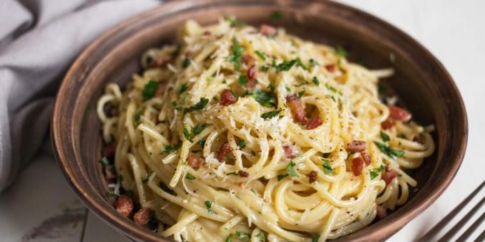 Pasta carbonara kermalla