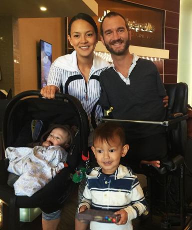 Nick Vujicic ja hänen vaimonsa ja lapset