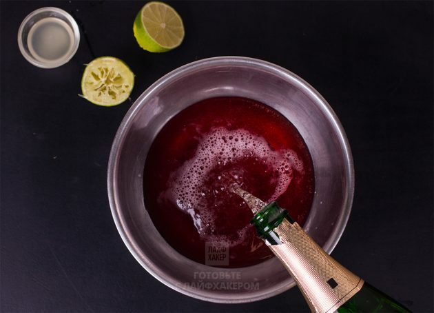 Samppanja-rosmariini-granaattiomenacocktail: Kaada granaattiomenamehu ja samppanja