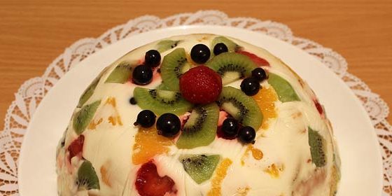 Hyytelö kakku "lasinsiruja" hedelmillä