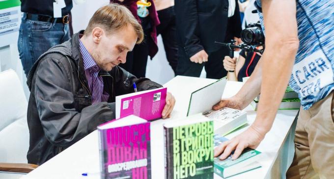 Alexey Salnikov allekirjoittaa kirjoja lukijoille