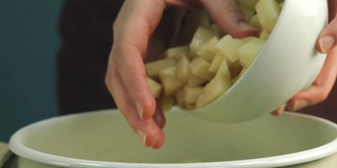 Miten ruokaa keittoa: lisää silputtu tai kuutioitu perunaa