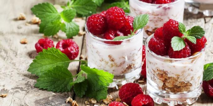 mitä syödä ennen harjoituksen: jogurtti marjoilla ja mysli