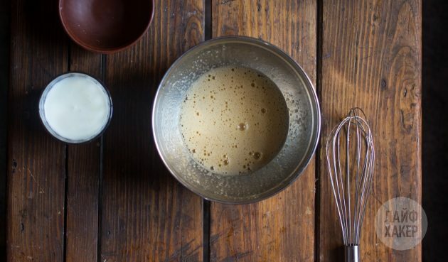 Kuinka tehdä nopea jogurtti -kirsikkapiirakka: Vatkaa muna ja rakeinen sokeri erikseen