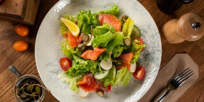 Salaatti savustettua punaista kalaa, vihanneksia ja mozzarellaa