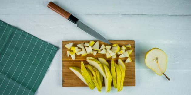 Päärynä- ja pähkinäpiirakka: Leikkaa päärynät