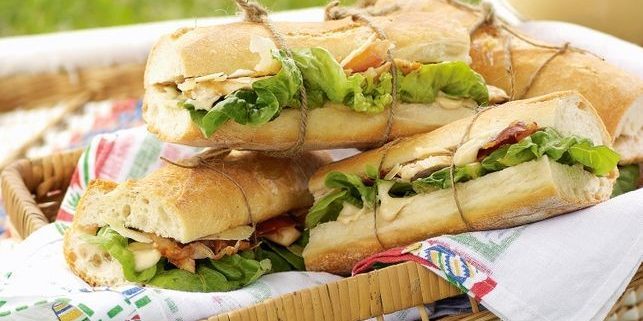 Caesar-salaatti kanan ja prosciutto sandwich