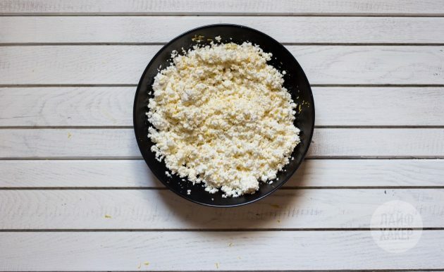 Kesäkurpitsa lasagnea ja juustoaine: sekoita ainekset juustokastikkeeseen