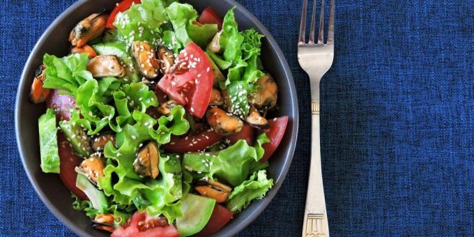 Salaatti simpukoilla, avokadolla ja tomaateilla