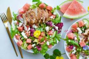 Salaatti vesimelonilla, fetalla, kanalla ja hunajakastikkeella