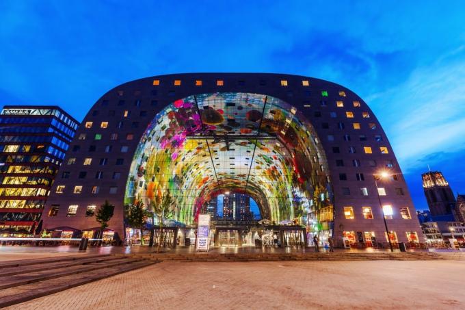 Eurooppalainen arkkitehtuuri: Markthal Rotterdamissa n Blaak markkinoilla