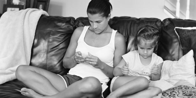 Ihmiset ilman älypuhelimet - äiti ja tytär
