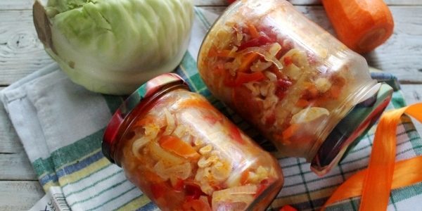 Salaatteja kaali talvella: Kaali salaatti tomaatti ja paprika