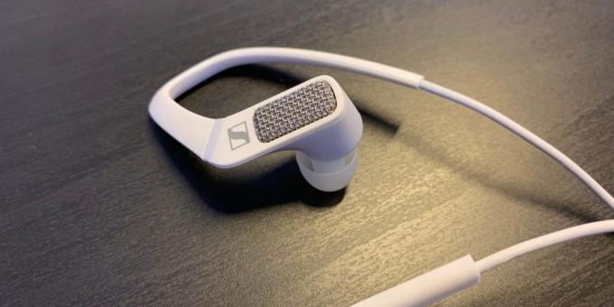 Sennheiser Ambeo Smart Headset: säleikkö, jonka takana ovat piilossa stereomikrofonit