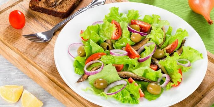 Yksinkertainen salaatti kilohaililla, tomaateilla ja oliiveilla