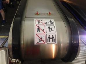 Turvallisuusmääräysten metro: miten käyttäytyä asemilla ja junassa, ongelmien välttämiseksi