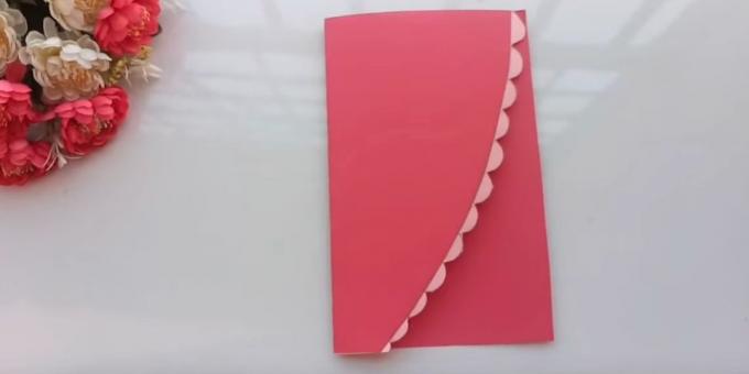Synttärikortin omin käsin: Leikkaa levy vaaleanpunainen paperin puoli ristiin