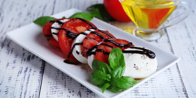 Salaatti mozzarellaa, tomaattia ja balsamikastiketta: yksinkertainen resepti