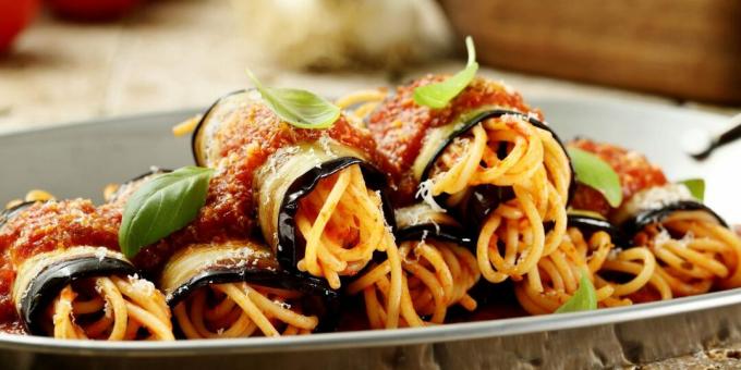 Munakoisorullat spagetin ja tomaattikastikkeen kera