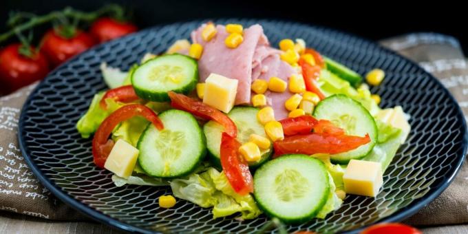 Salaatti kinkulla, paprikalla ja juustolla