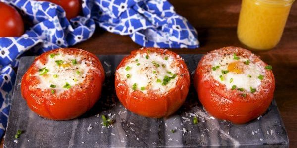 Miten kokki munat uunissa: Paistettu munat korissa tomaattien