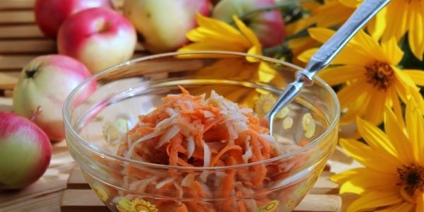 Artisokka reseptejä: Makea salaatti maa-artisokka, omena ja porkkana